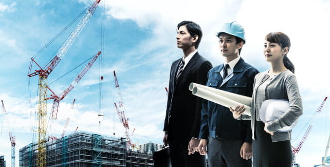 スーツ姿の男女