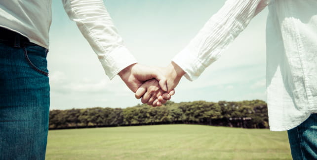 手を繋ぐカップル