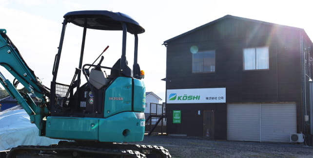 光にかざした手